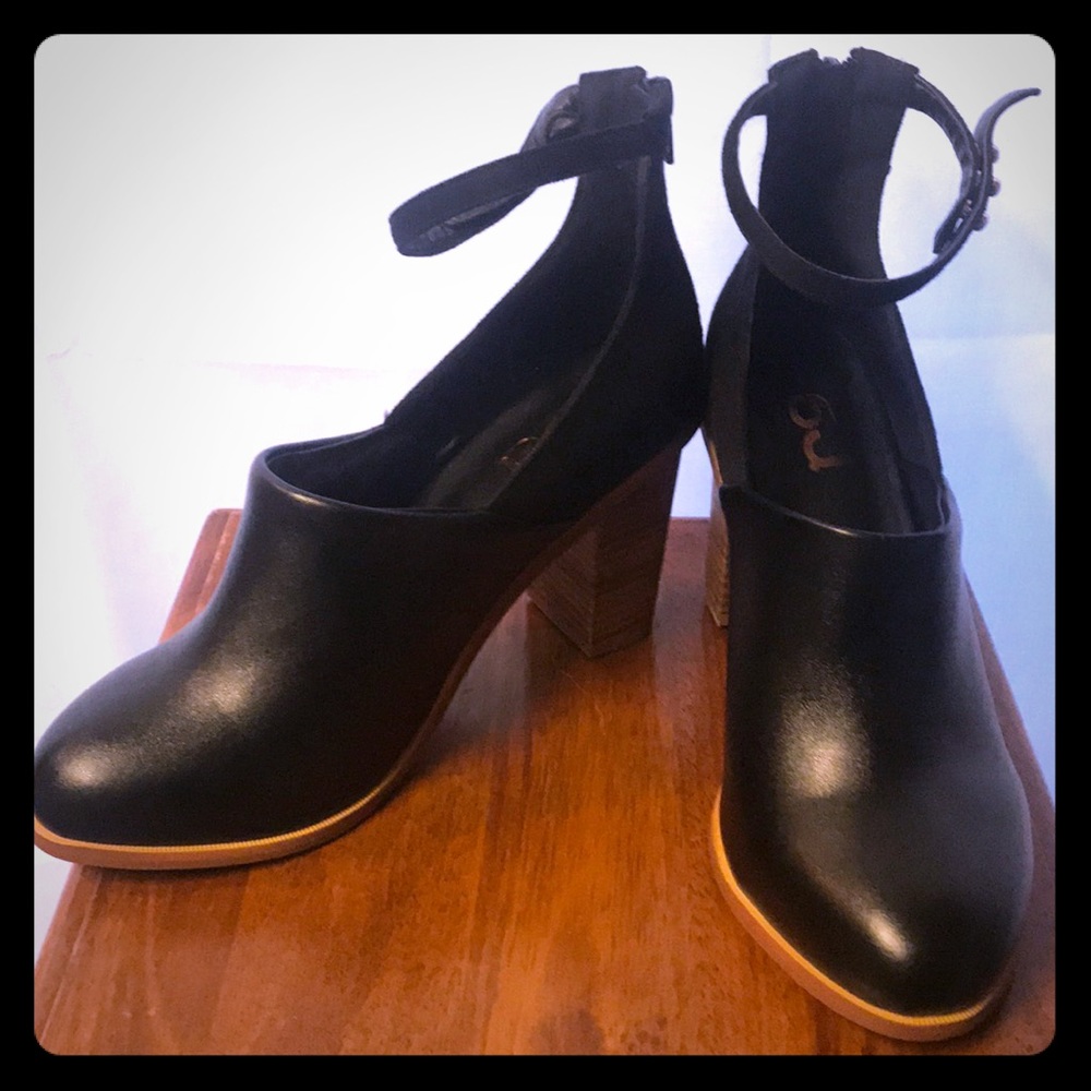 F5J. Leather ankle strap booties with block heel